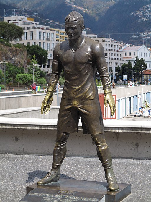 512px-Funchal_CR7_Statue.jpg