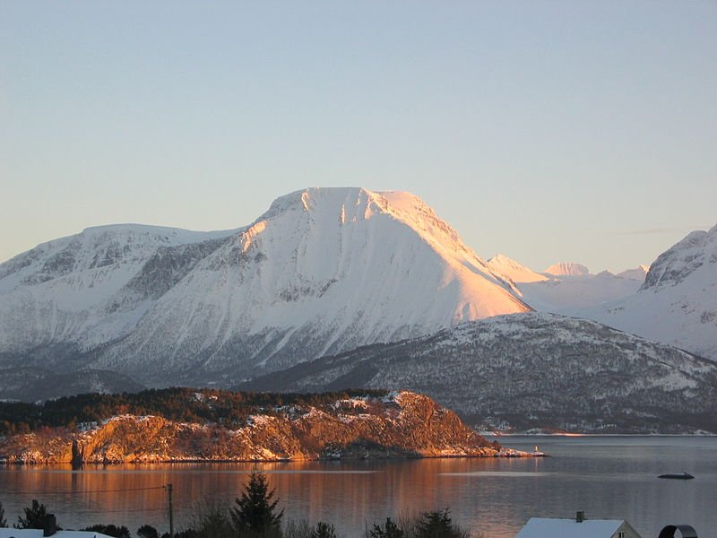 800px-Winter_sun_on_Norwegian_mountain.jpg