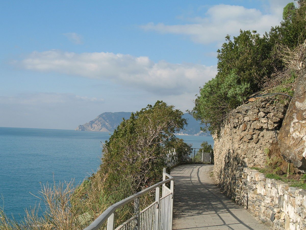 1200px-Cinque-Terre-Via_dell'Amore-2415.jpg