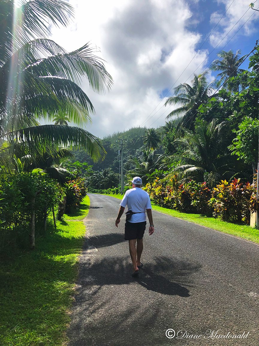 jim on road parea huahine.jpg