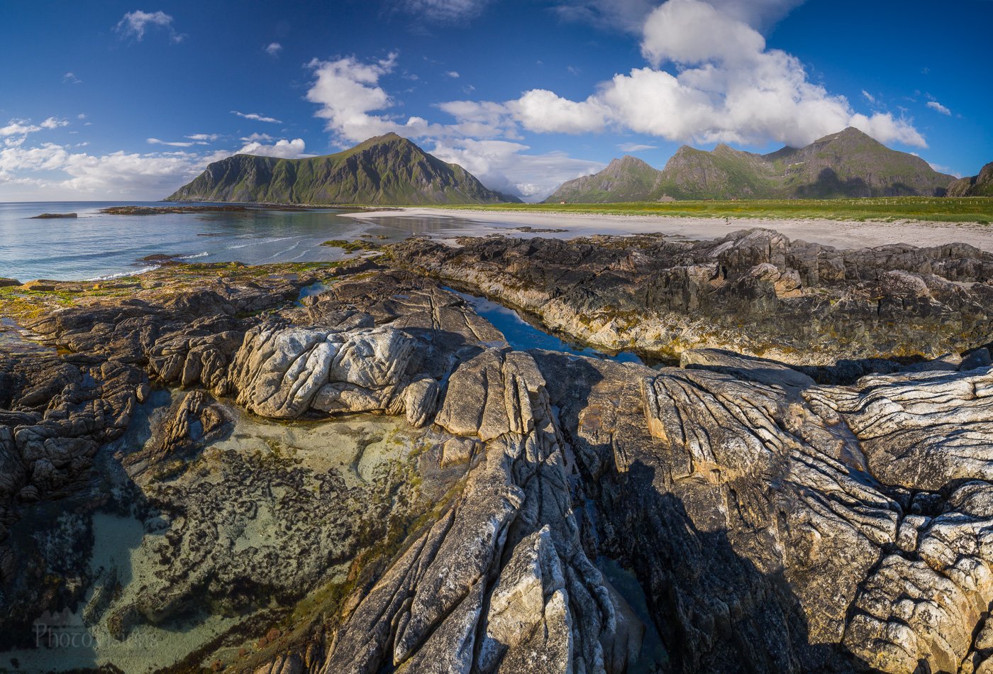 Skagsanden beach in Flakstad.jpg