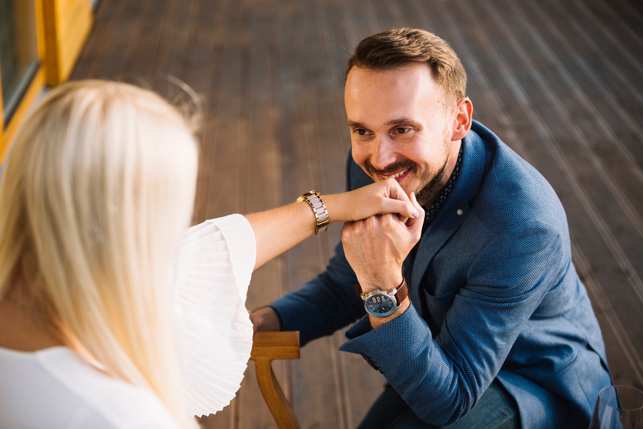 uomo-sorridente-che-propone-alla-sua-ragazza-per-il-matrimonio.jpg