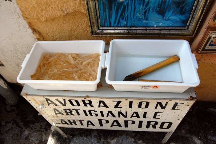 Lvorazione_artigianale_del_papiro_(Siracusa).jpg