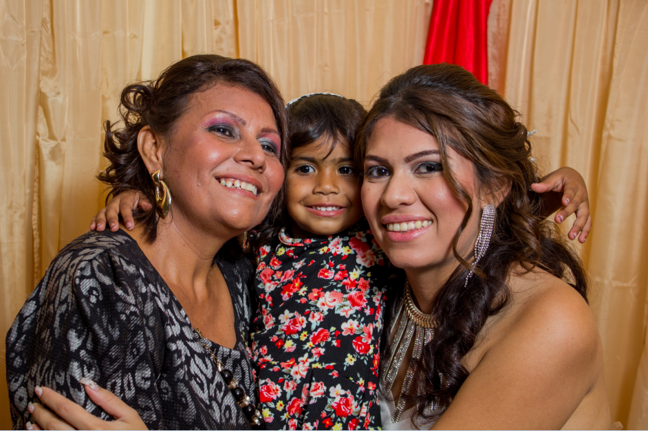 julianny abuela y tia.png