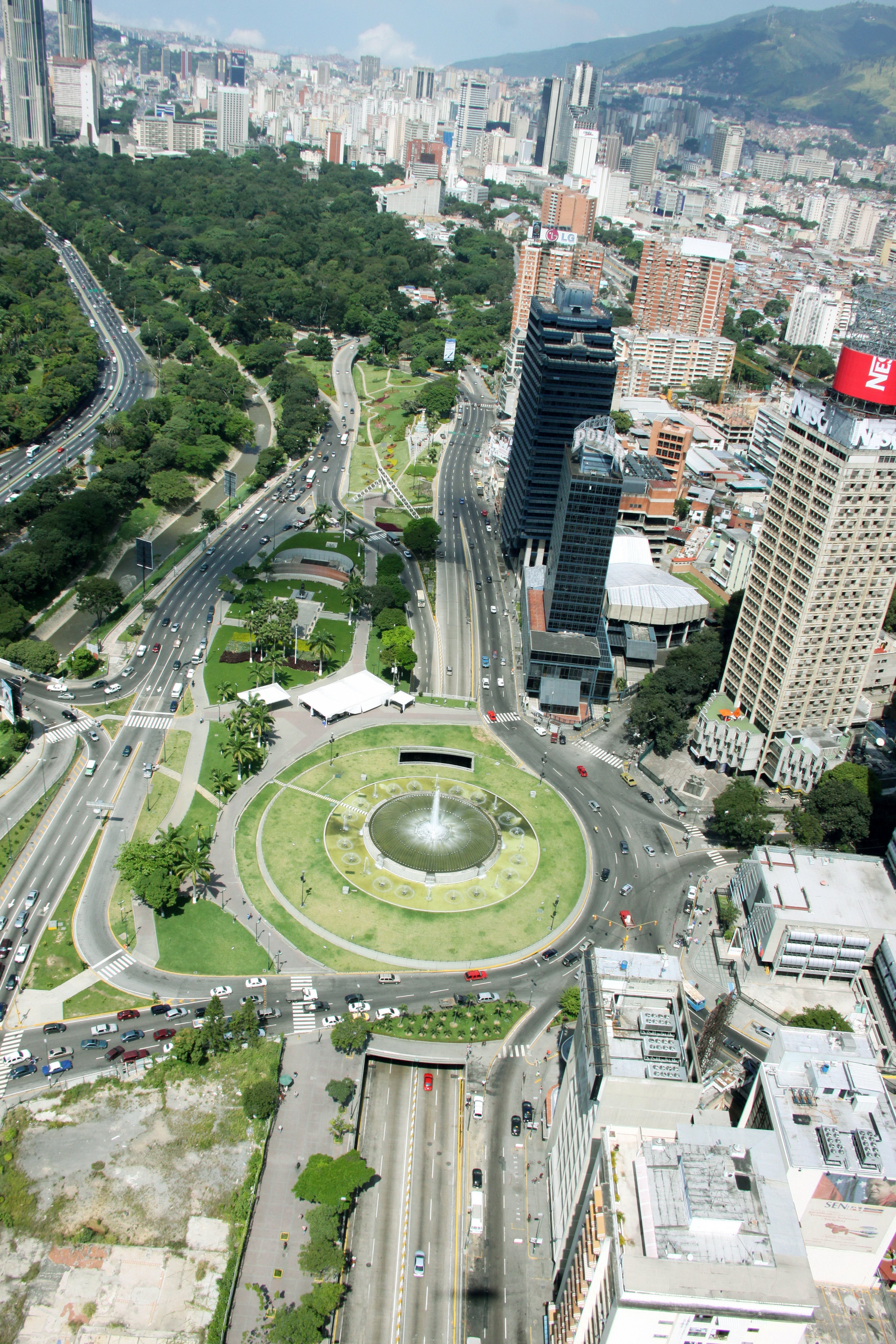 Plaza-Venezuela-Catalogo-Bienal.jpg