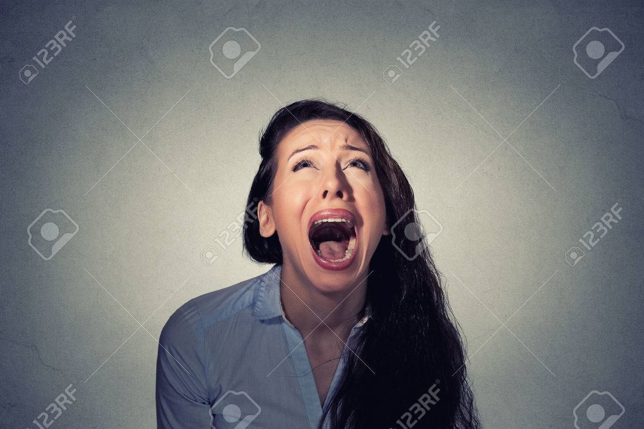 45715017-mujer-que-grita-mirando-hacia-arriba.jpg
