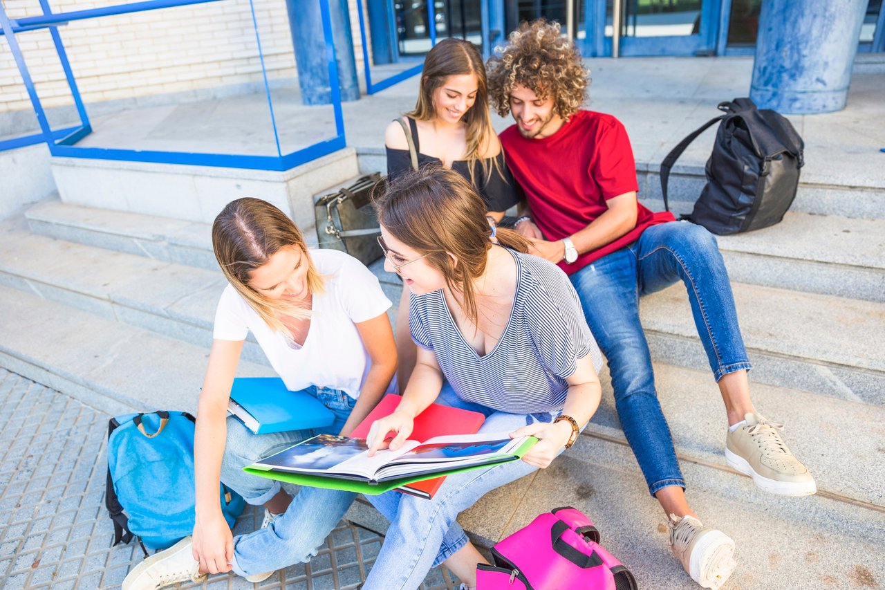 amici-chiacchierando-e-studiando-sulle-scale-dell-universita.jpg