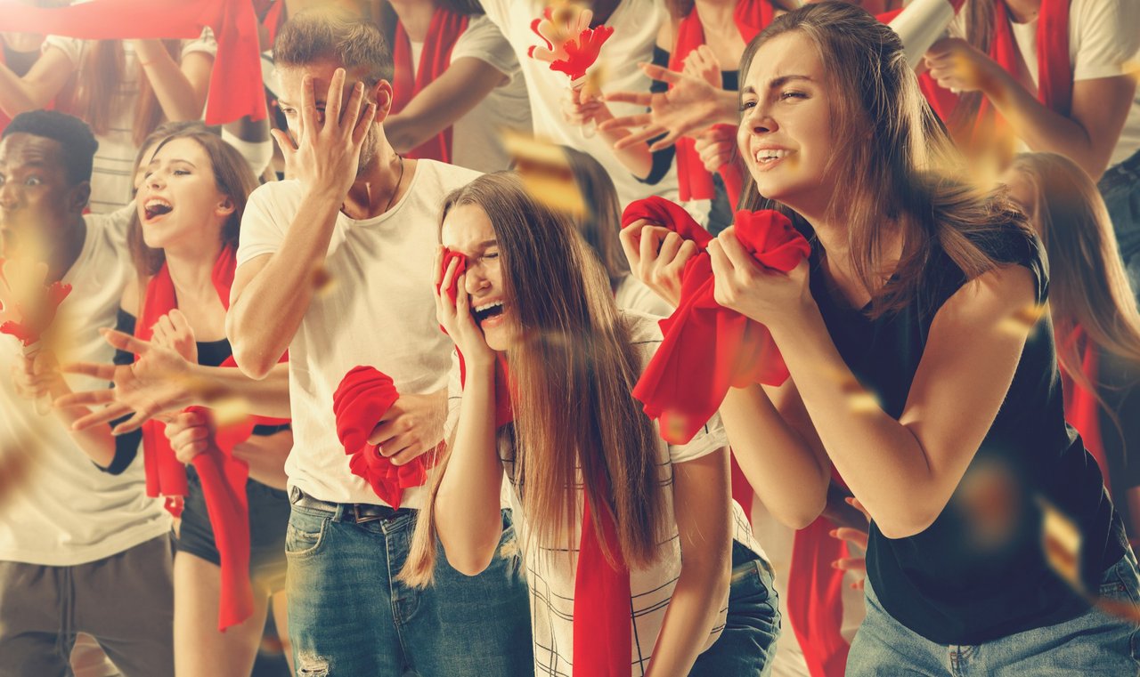 un-gruppo-di-tifosi-felici-tifa-per-la-vittoria-della-loro-squadra.jpg