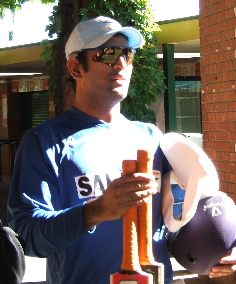 995px-MS_Dhoni_2.jpg