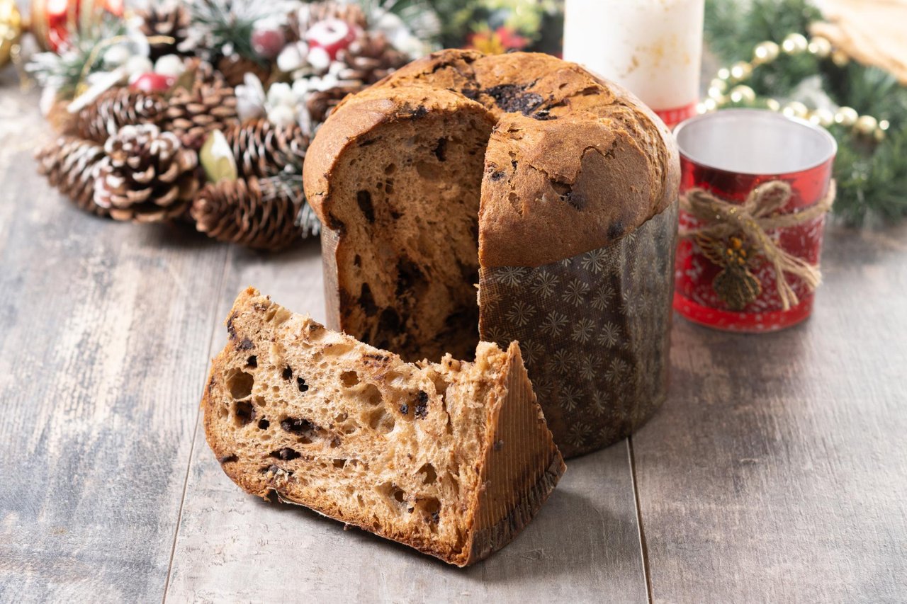 torta-di-panettone-di-natale-con-cioccolatini-su-un-tavolo-di-legno.jpg