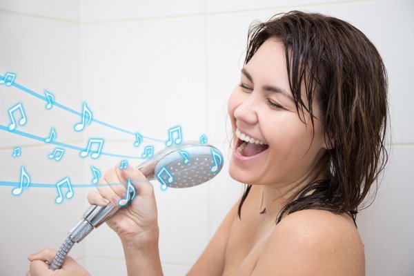 REBECA FOTO Cantando en la DUCHA.jpg