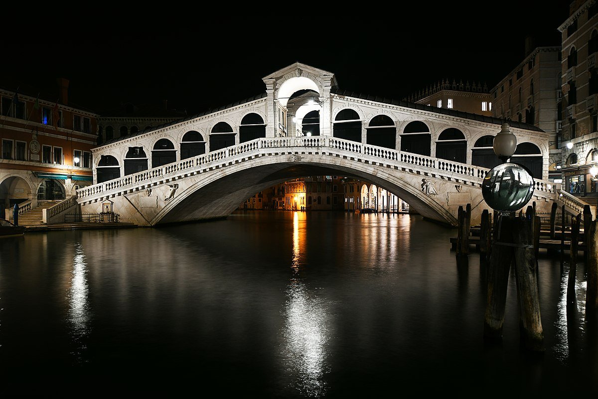 Rialto_Bridge_at_night2.jpg