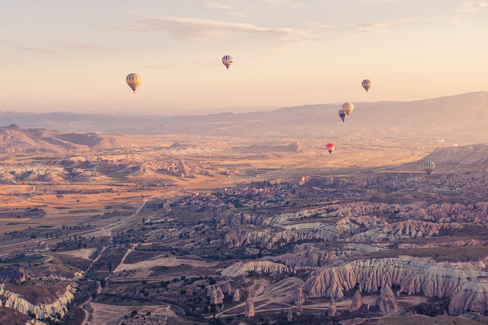 hot-air-balloon-844872_960_720.jpg