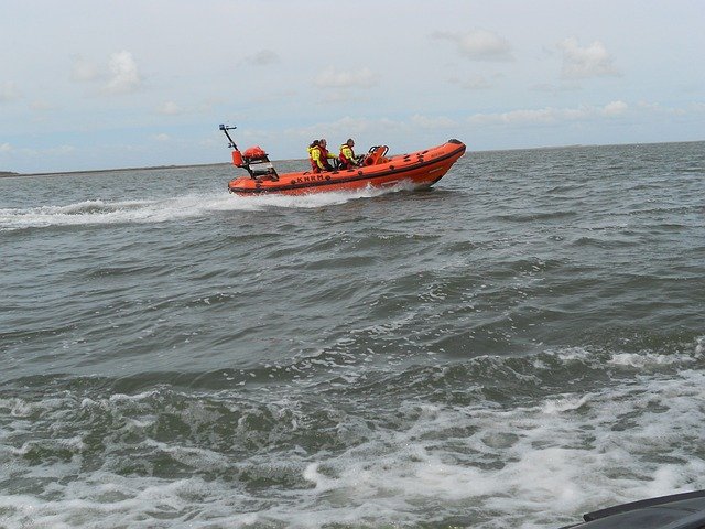 lifeboat-ge11039b9f_640.jpg