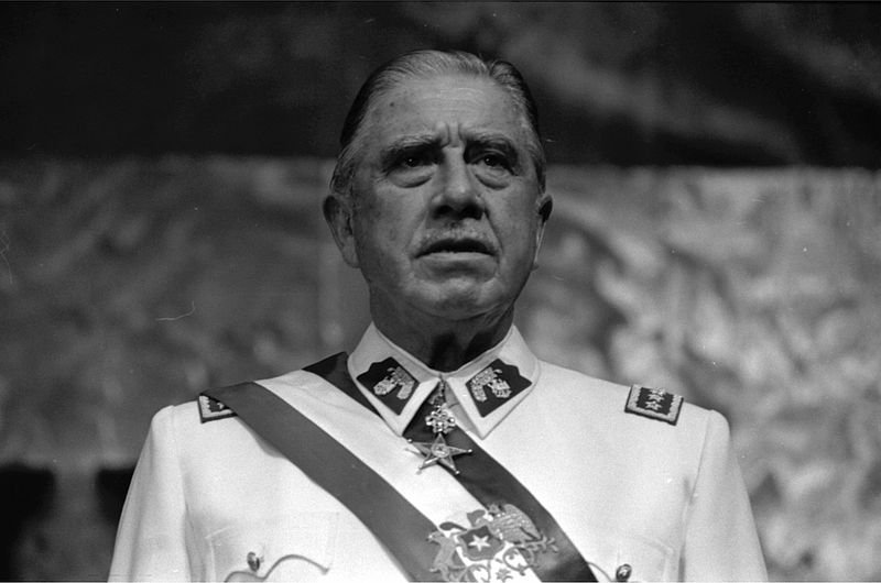 800px-Pinochet_en_Historia_Política_BCN.JPG