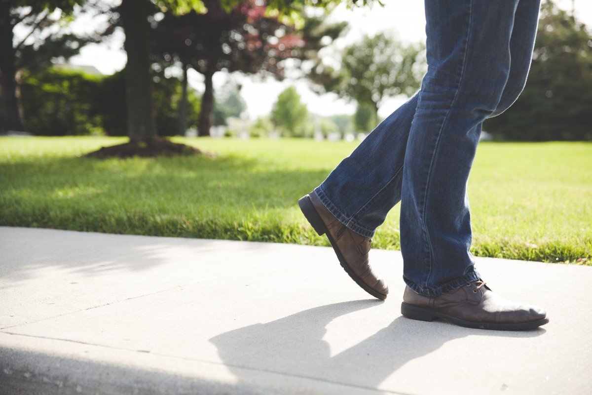 man_legs_feet_shoes_walking_male_person_outdoors-868158.jpg!d.jpg