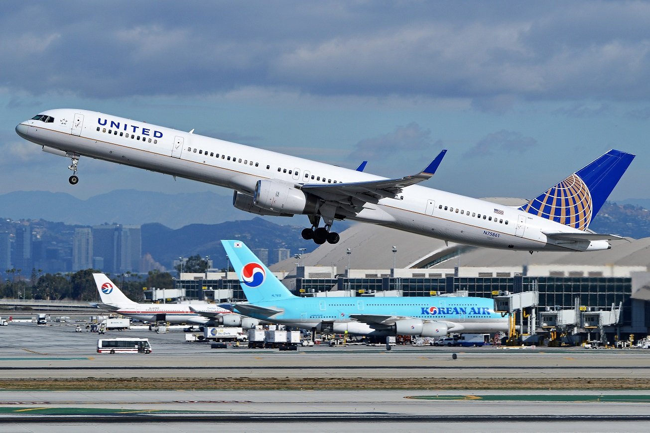 Boeing_757-33N(w)_'N75861'_United_Airlines_(14221333033).jpg