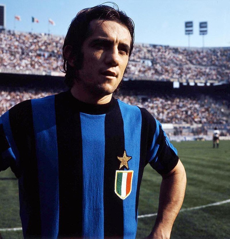 800px-1971–72_Inter_Milan_-_Roberto_Boninsegna.jpg