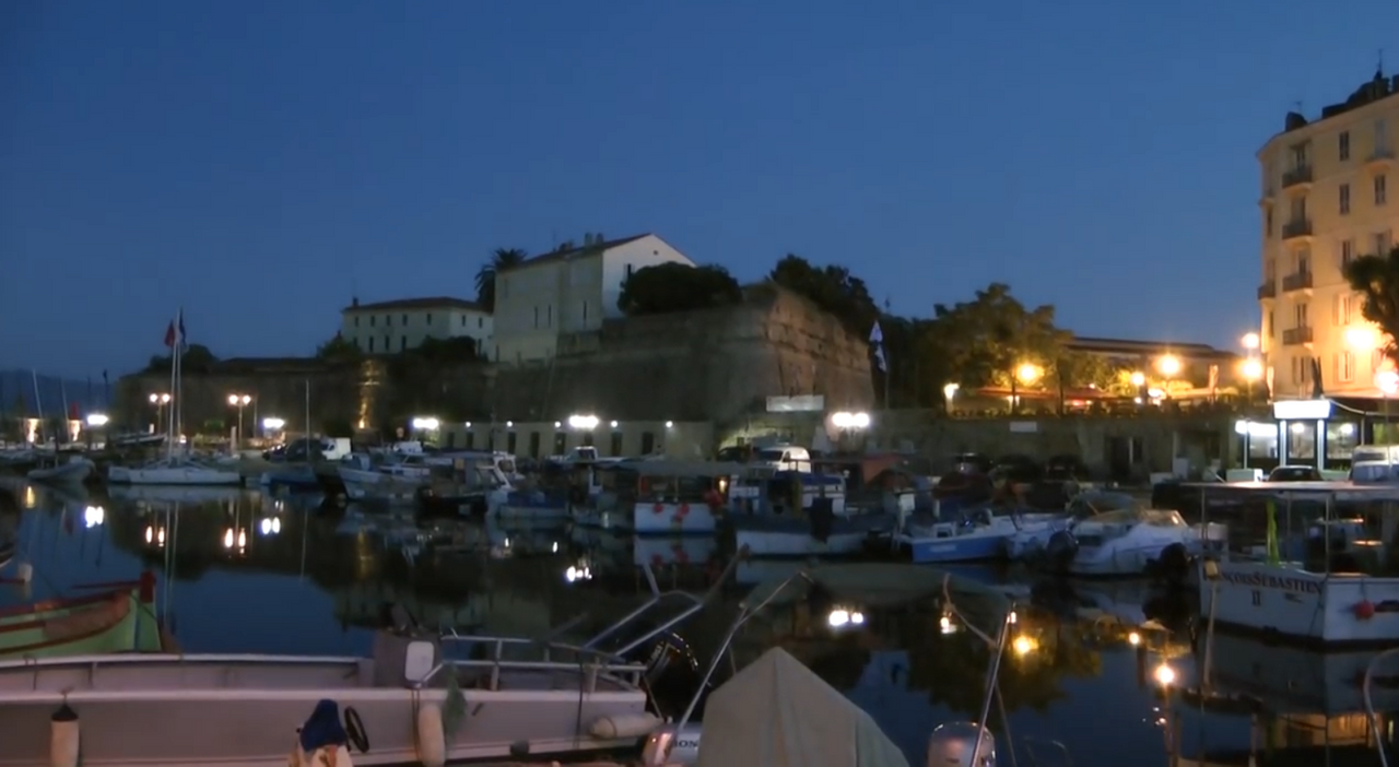 15.-Córcega-(Ajaccio)-porto-di-notte.png