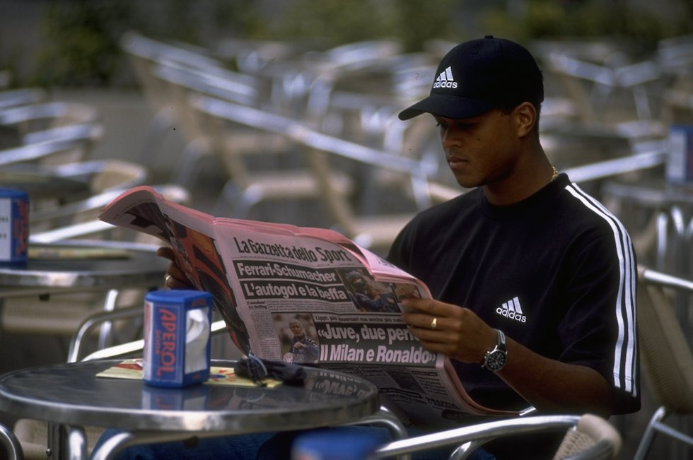 Patrick_Kluivert_legge_La_Gazzetta_dello_Sport_(1997).jpg