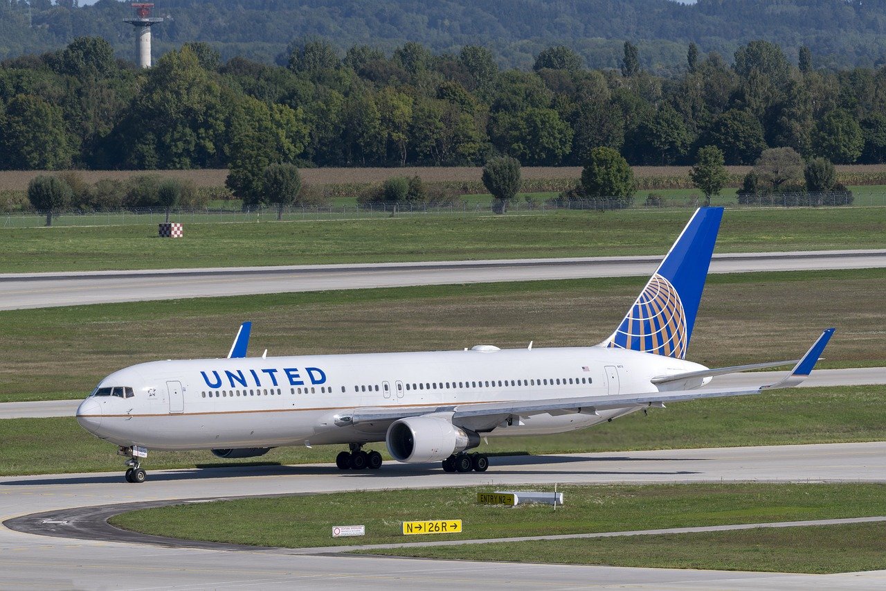 united-airlines-5249634_1280.jpg