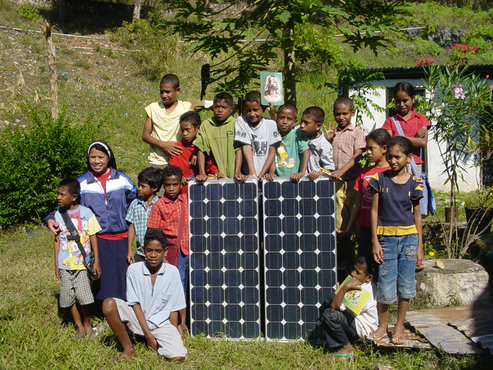 Kids-with-solar-panel.gif