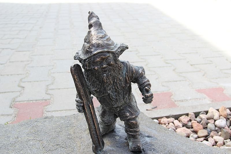 800px-Krasnale_PAN_(PAN_Dwarves)_Kelwinek_(Kelvin)_Wroclaw_dwarf_02.jpg