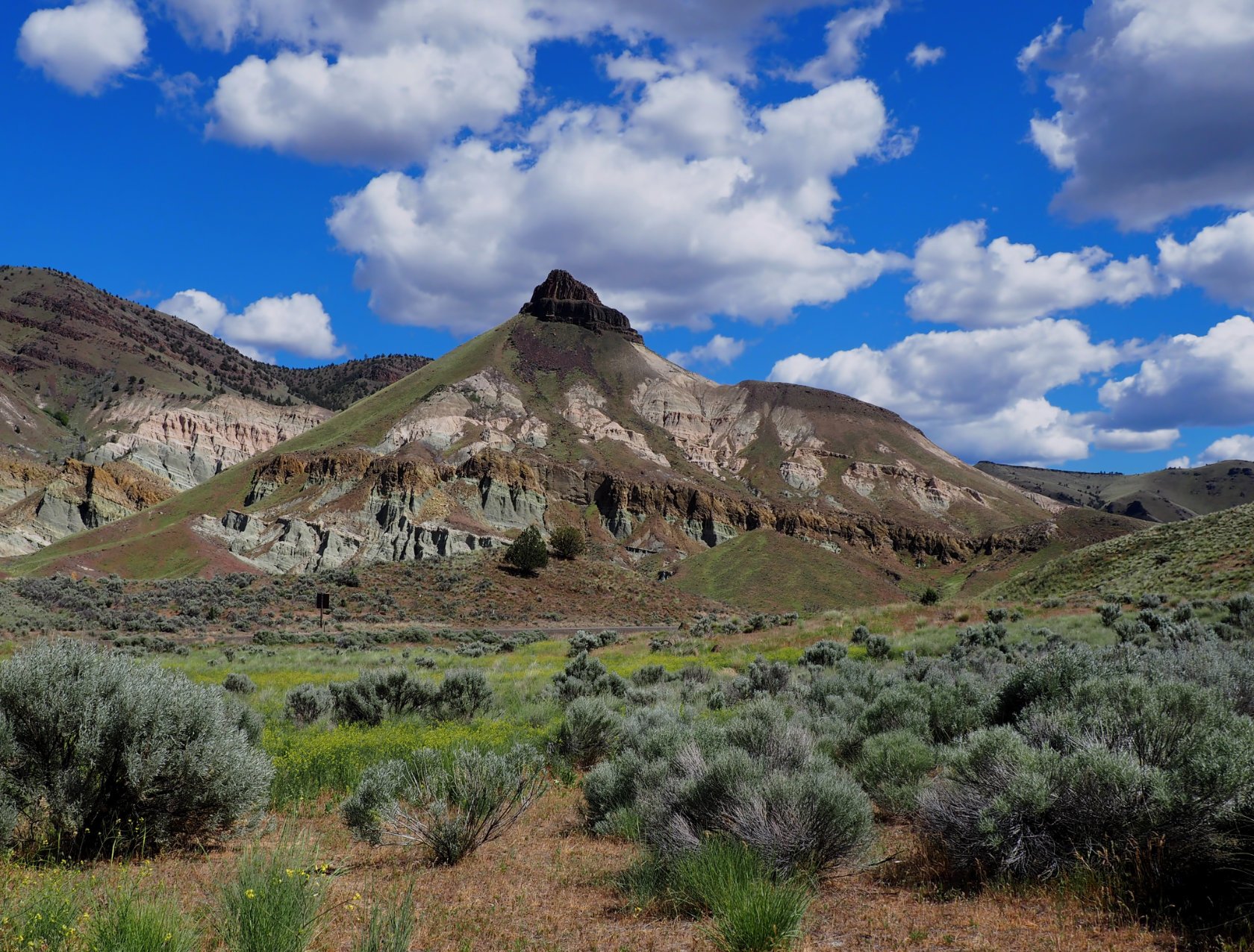 20160510-145136-sheep-rock-john-day-fossil-beds-1680.jpg