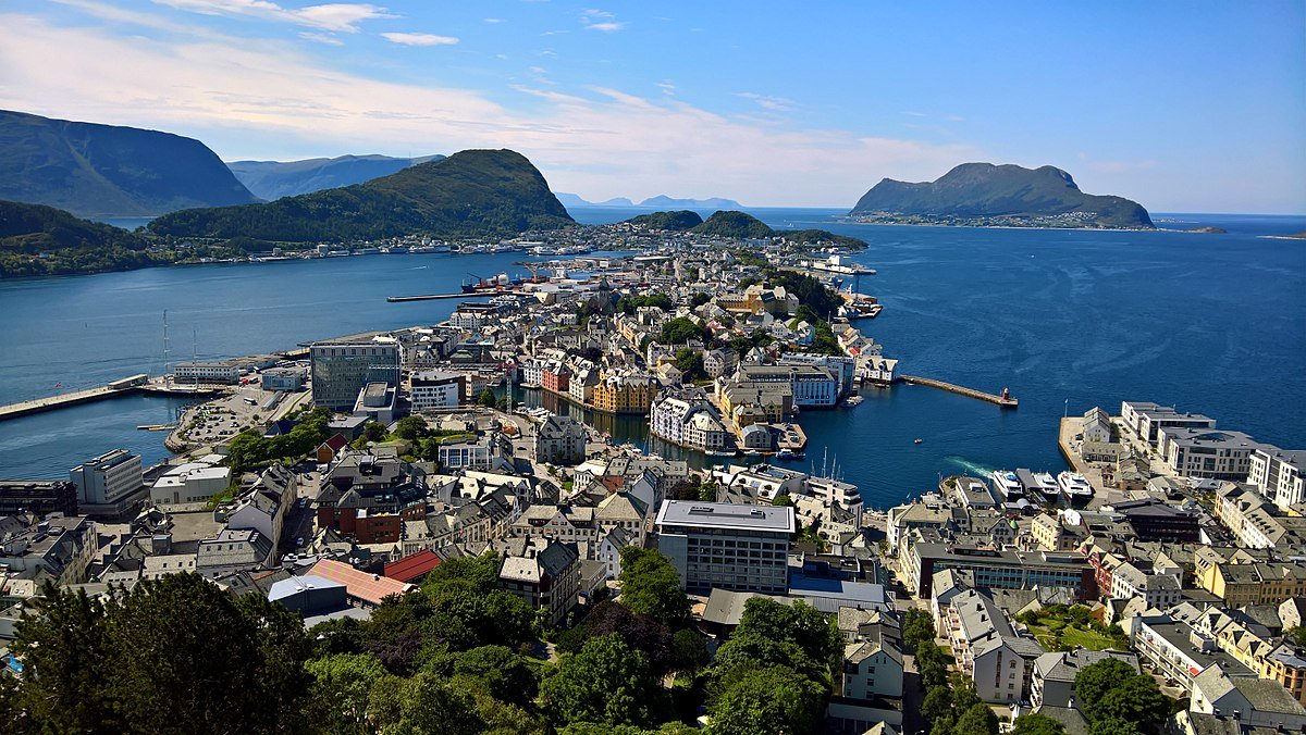 1200px-Ålesund_2017.07.21.jpg