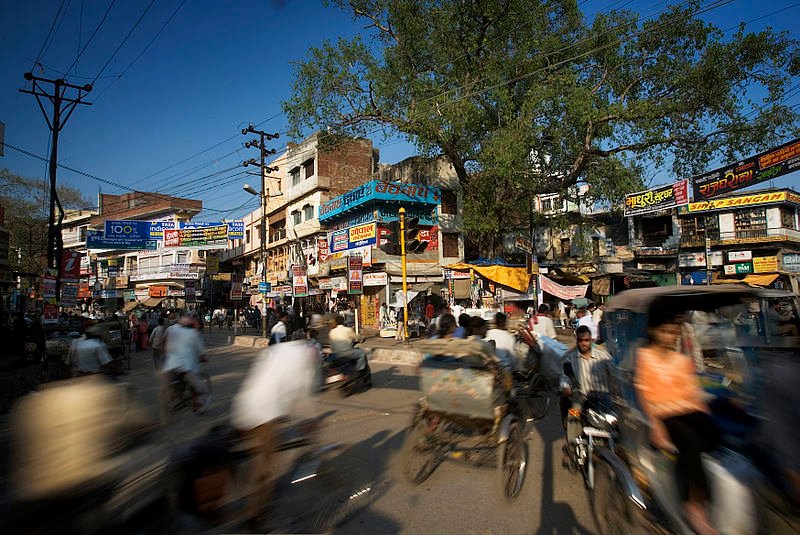 800px-India_-_Varanasi_street_traffic_-_0777.jpg