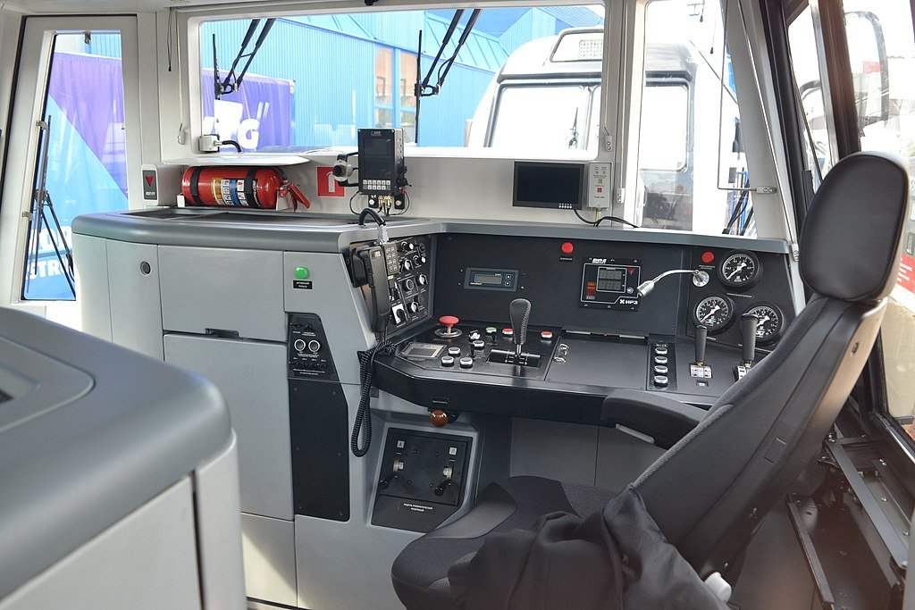 TEM23-0001_driver's_cabin.jpg