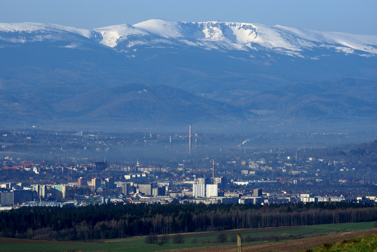 1280px-Jelenia_Gora_widok_z_Lysej_Gory.png