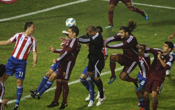 Momento del Cabezazo de Renny Vega para el gol de Grenddy Perozo