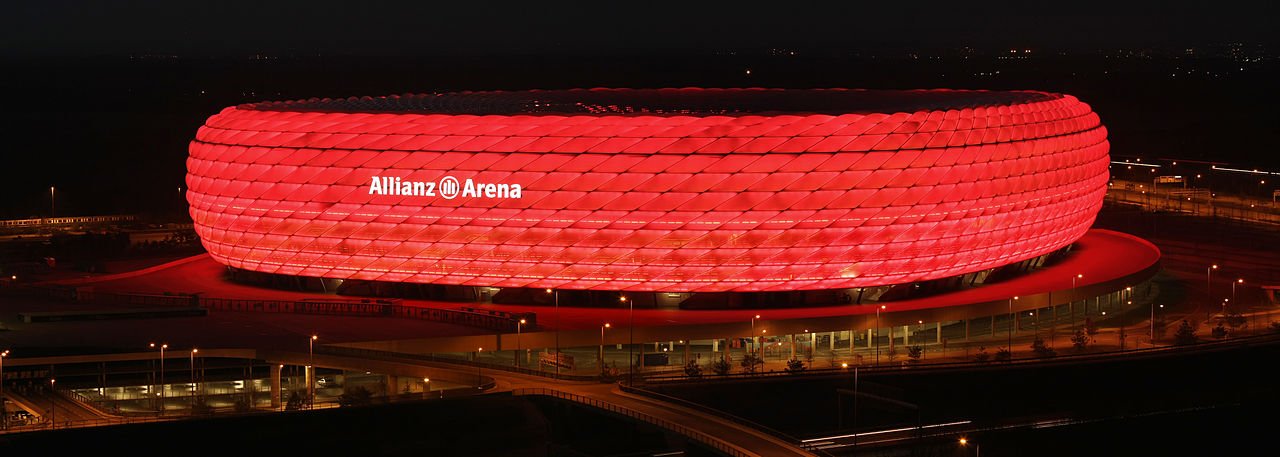 1280px-Allianz_arena_at_night_Richard_Bartz.jpg