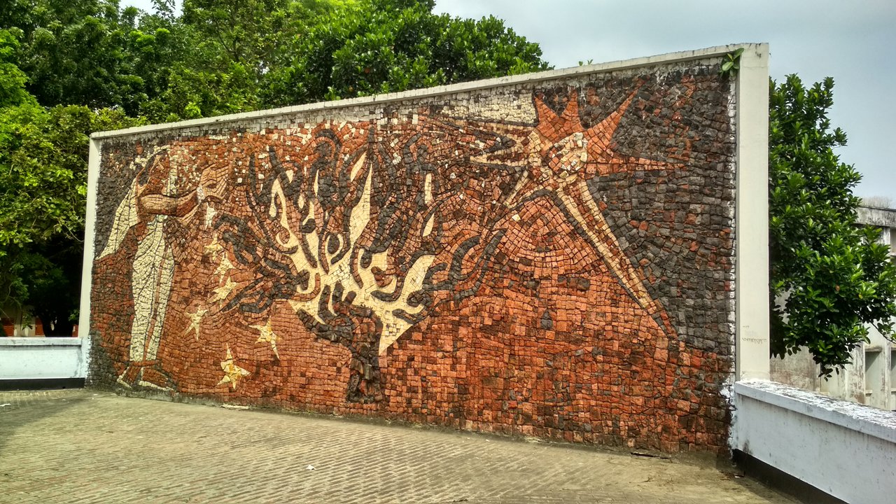 Rear_Side_of_Shaheed_Minar,_University_of_Rajshahi.jpg