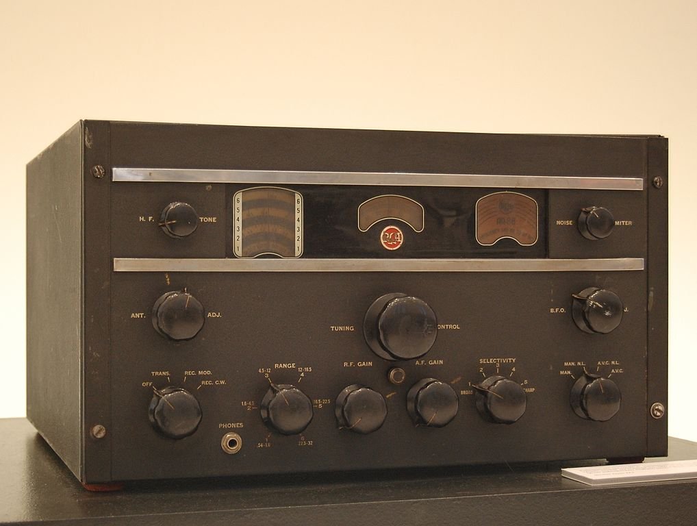 1018px-RCA_AR-88_Receiver.jpg