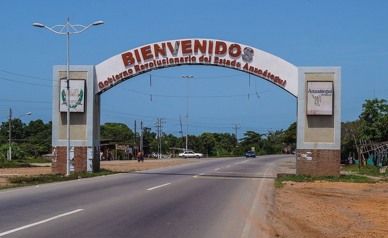 1280px-Entrada_al_estado_Anzoategui.jpg