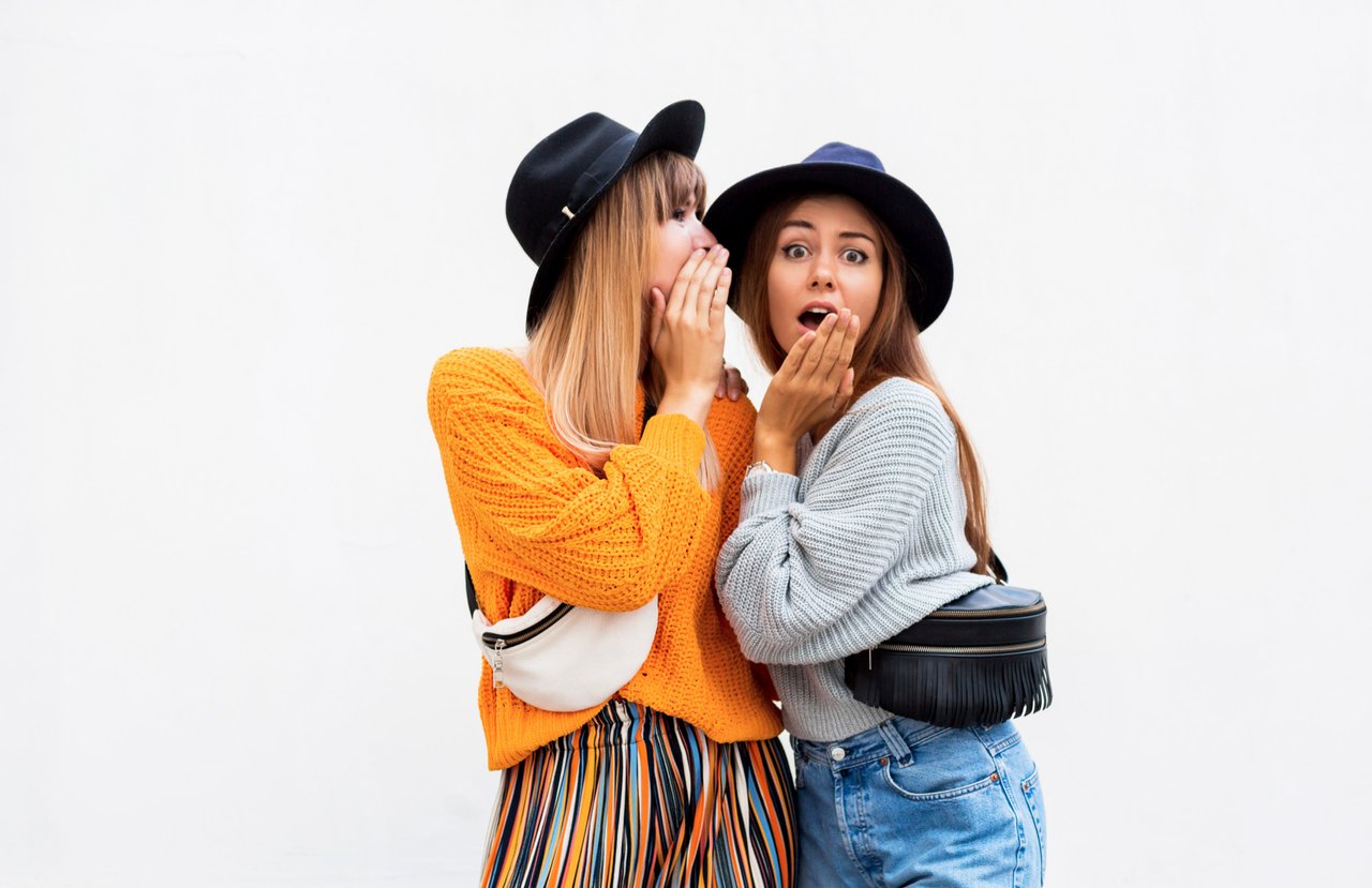 migliori-amiche-coppia-di-ragazze-alla-moda-che-posano-sul-bianco.jpg