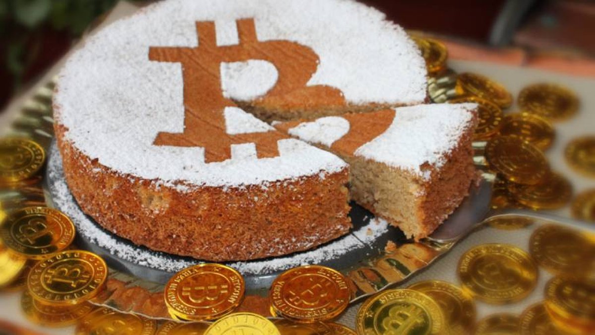 TORTA BITCOIN picada INTERNET.jpg