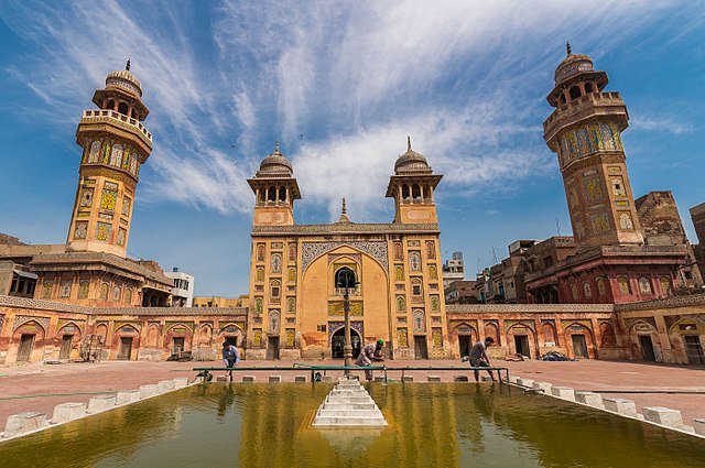 640px-Wazir_Khan_Mosque_by_Moiz.jpg