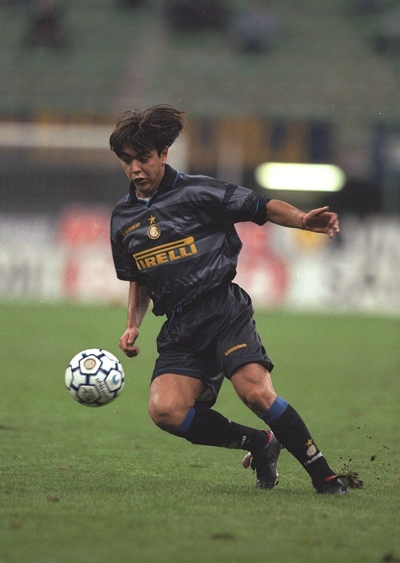 800px-Álvaro_Recoba_-_FC_Inter_1997-98.jpg