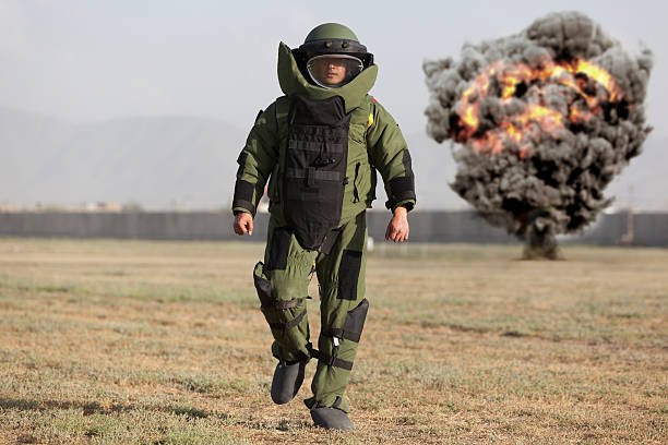bomb-disposal-picture-id587541192.jpg