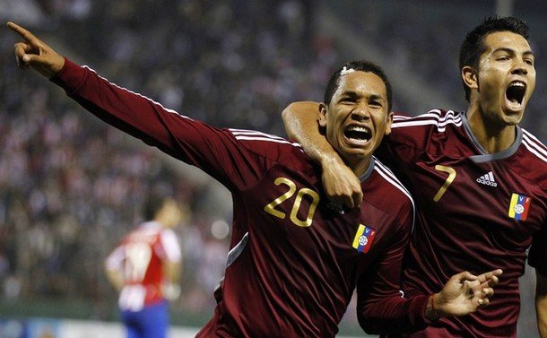 Grenddy Perozo y Nicolás Fedor celebrando el Gol del 3-3 contra Paraguay