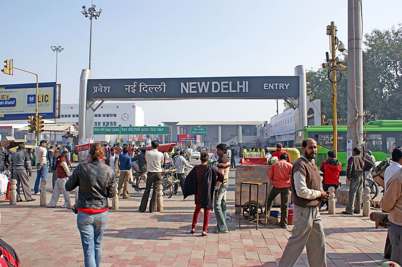 800px-Gare-New-Delhi-entrée.JPG