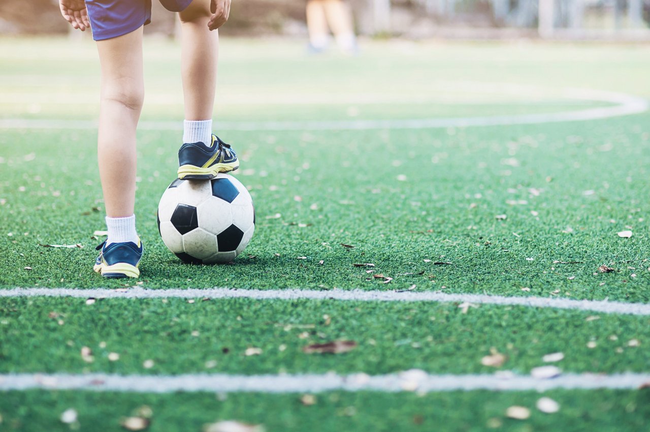 ragazzo-che-sta-con-la-palla-nel-campo-di-football-americano-pronto-ad-iniziare-oa-giocare-nuovo-gioco.jpg