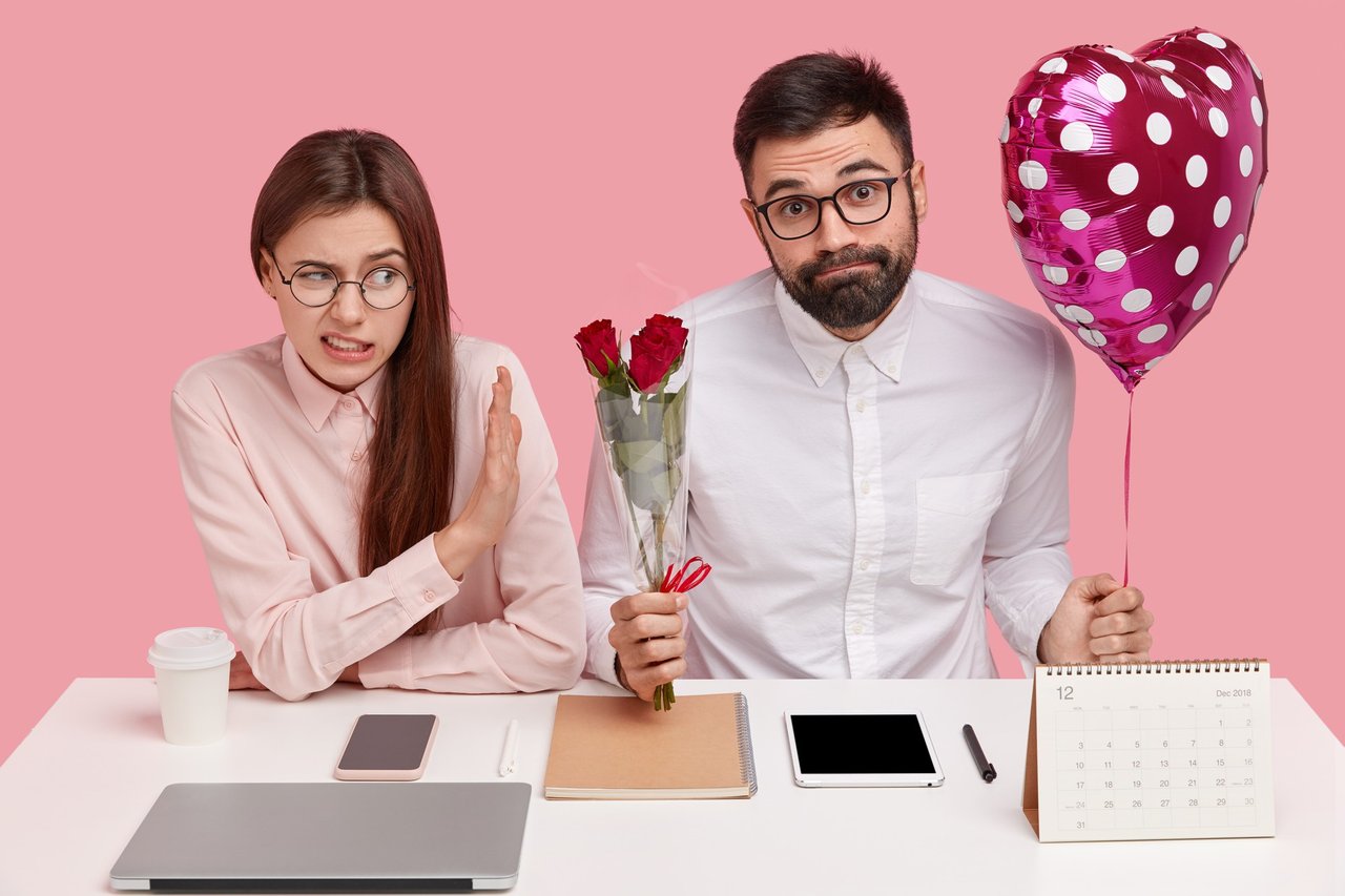 i-partner-al-lavoro-risolvono-le-relazioni-la-donna-scontenta-rifiuta-di-ricevere-bouquet-e-san-valentino-dal-collega-maschio-rifiuta-il-corteggiamento.jpg