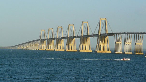 Puente_sobre_el_lago_3.jpg