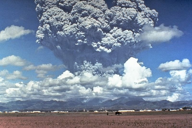 Pinatubo91eruption_plume.jpg