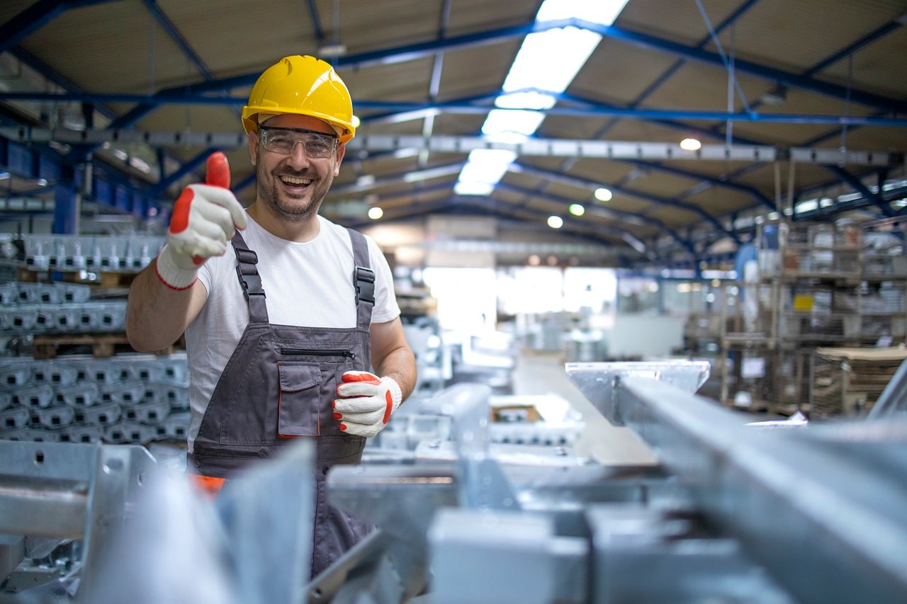 retrato-trabajador-fabrica-equipo-proteccion-sosteniendo-thumbs-up-sala-produccion.jpg