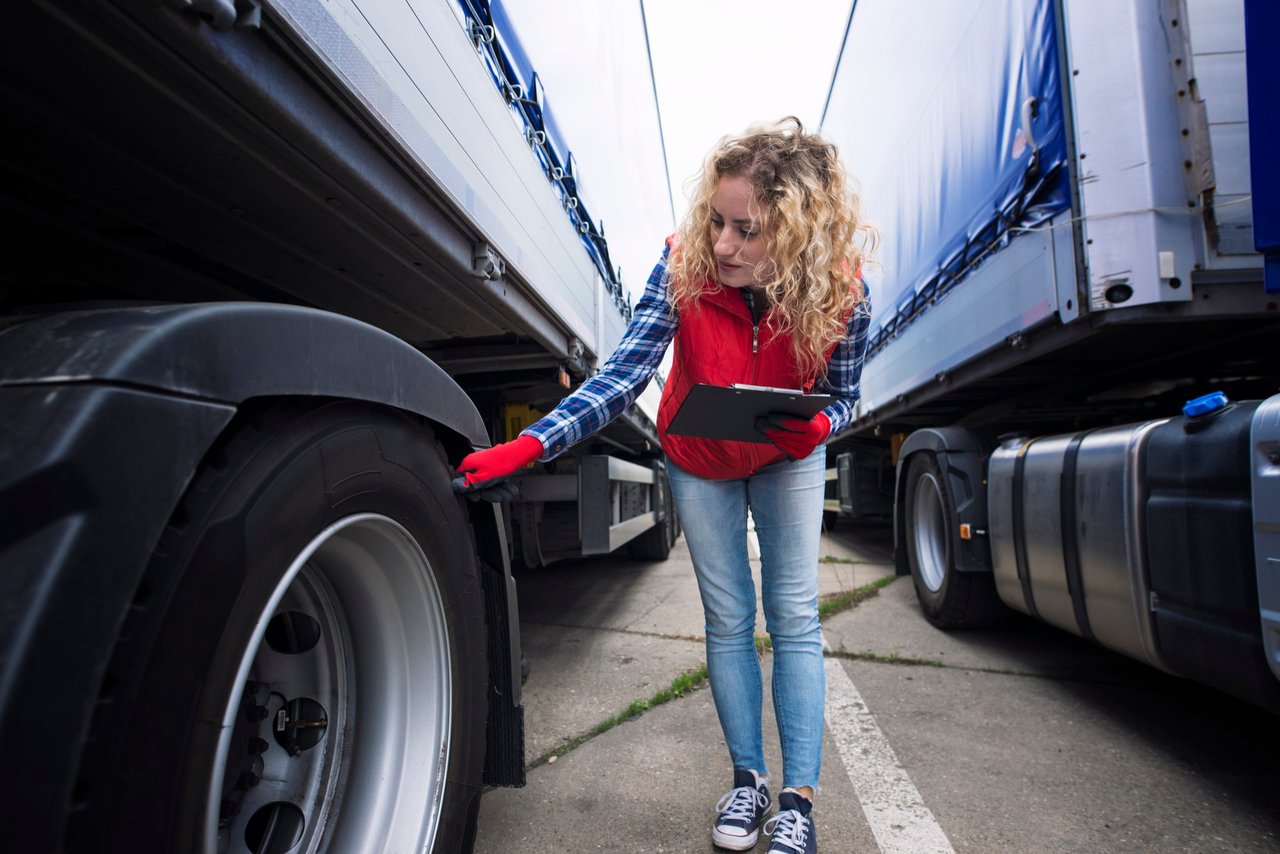 autista-di-camion-che-controlla-i-pneumatici-del-veicolo-e-ispeziona-il-camion-prima-del-viaggio.jpg